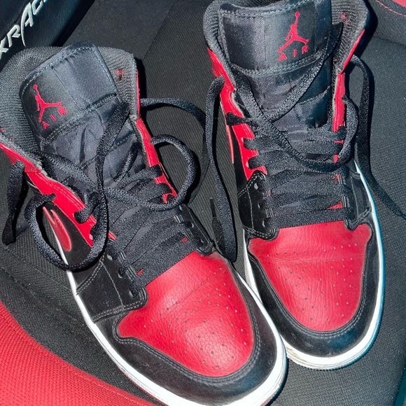 Jordan 1 Mid ‘Banned’ AUTHENTIC - Picture 5 of 5